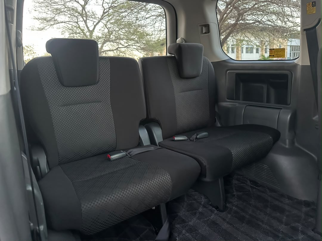 TOYOTA NOAH NEW MODEL Si thumbnail 6